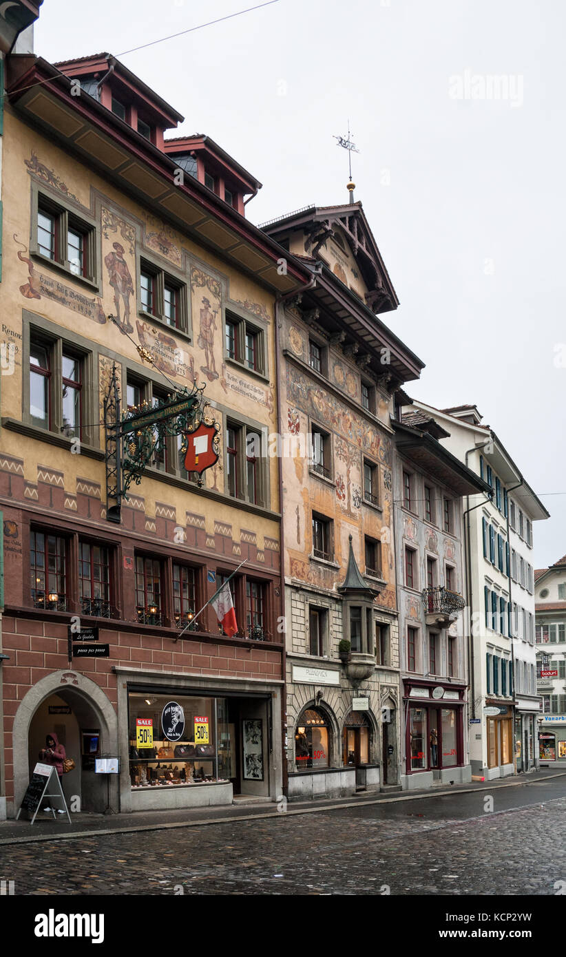 Lucerne, Suisse - février 07, 2010 : anciennes maisons avec façades peintes sur la rue weinmarkt Banque D'Images