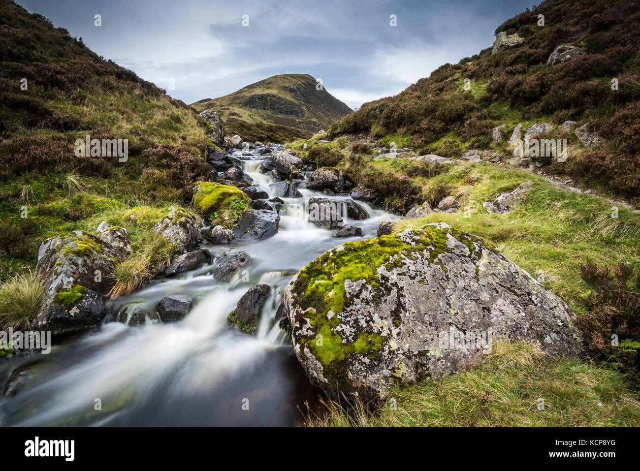 Le feu de queue, la rivière venant de la scène reculés du Loch Scene qui se cascade dans la cascade de la queue de Grey Mares plus en aval de cet emplacement Banque D'Images