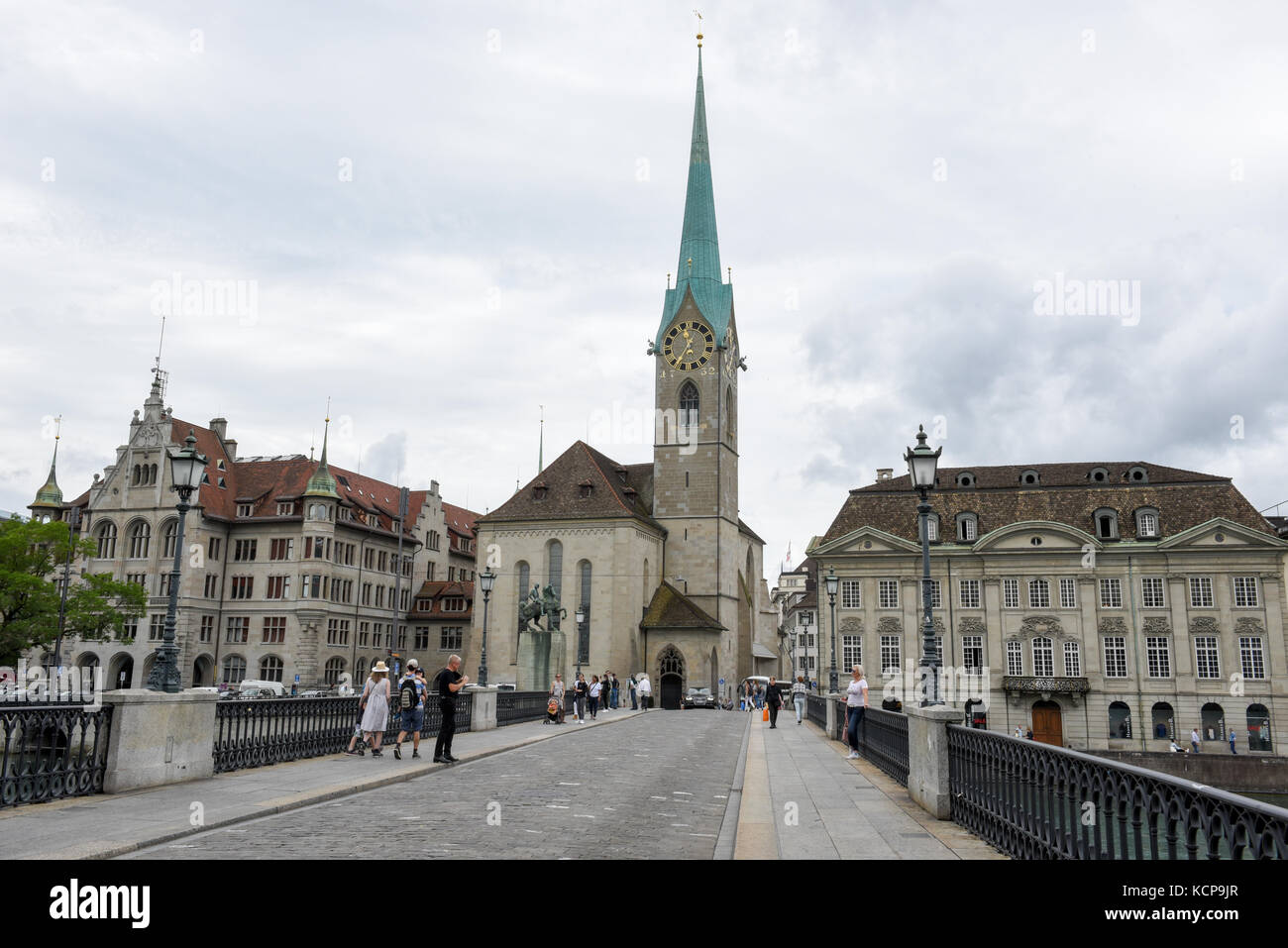 Zurich, Suisse - 11 juillet 2017 : les gens marcher sur le pont de la rivière Limmat, dans le centre-ville de Zurich, Suisse. Banque D'Images