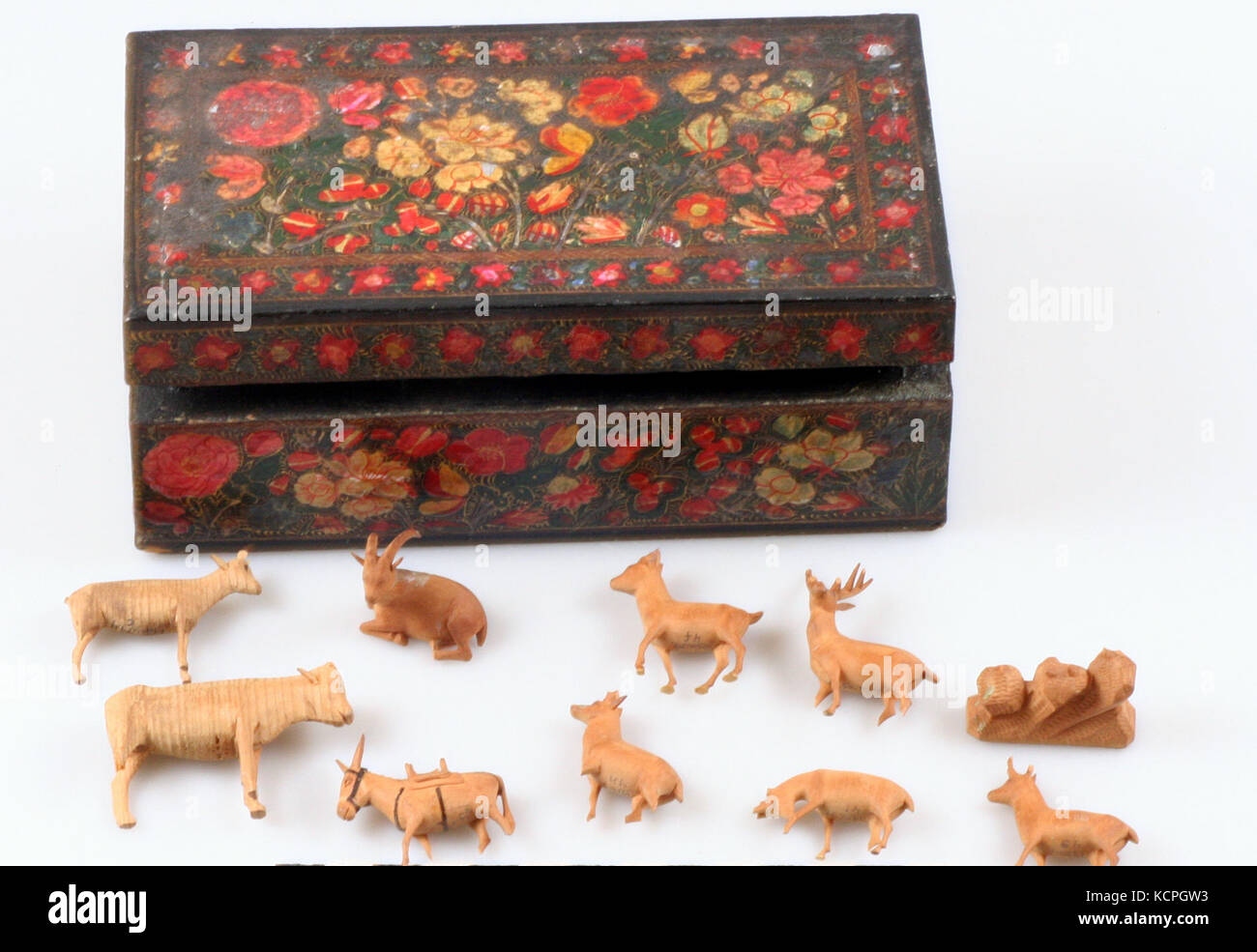 Cet ensemble de figurines animales en bois sculpté présente un savoir-faire complexe, chaque figure représentant différents animaux. Ces figurines reflètent les techniques traditionnelles de sculpture sur bois utilisées dans l'art populaire et l'artisanat à travers diverses cultures. Banque D'Images