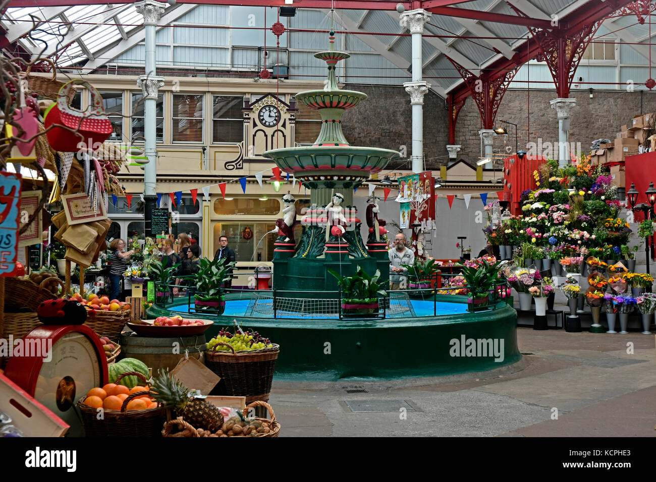 Le marché central - St Helier - Jersey - channel isles - circa 1882 - victorian - marché couvert - fruits - Légumes - fleurs - une fontaine décorative Banque D'Images