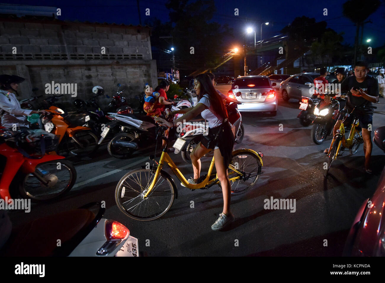 Phuket, Thaïlande. 5 octobre 2017. Les résidents locaux roulent ofo partageant-bikes à Phuket, Thaïlande, Oct. 5, 2017. La société chinoise de partage de vélos sans quai ofo a fourni plus de 1 000 vélos dans les endroits clés de Phuket fin septembre et a offert un essai gratuit d'un mois sans frais de dépôt. Maintenant, le service de partage de vélos a profité aux résidents locaux et aux touristes. Les frais de service réguliers d'OFO seront facturés à 5 Baht par 30 minutes d'utilisation, avec des frais de dépôt de 99 Baht. Crédit : Li Mangmang/Xinhua/Alamy Live News Banque D'Images