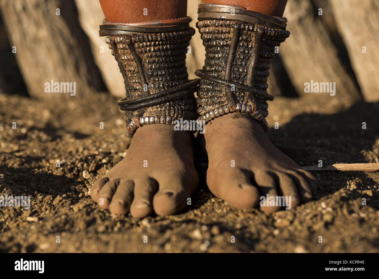 Angola. 24 juillet 2016. Les femmes Himba adultes ont toutes perlé des anklets (Omohanga) qui les aident à cacher leur argent. Les anklets protègent également les jambes des morsures venimeuses d'animaux. Crédit : Tariq Zaidi/ZUMA Wire/Alay Live News Banque D'Images