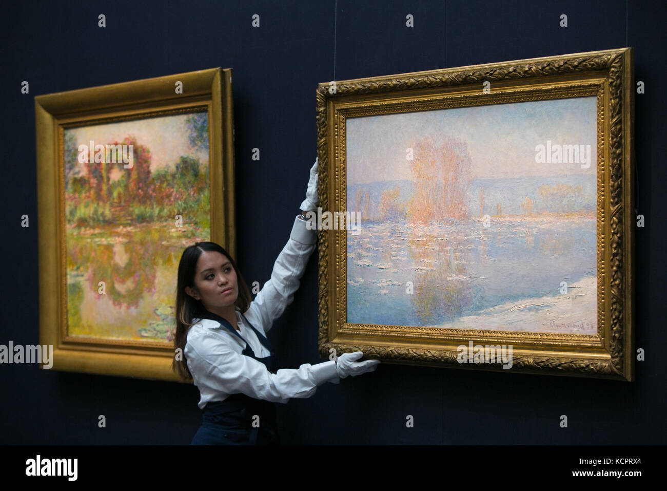 Londres, Royaume-Uni. 6 octobre 2017. Le personnel de Sotheby est à la glace flottante de Claude Monef près de Bennecourt (1893) Sotheby's, dans le centre de Londres, dévoile les ventes à venir d'art contemporain, impressionniste et moderne de Monet, Cèzanne, Miró, Magritte, Picasso, Basquiat, Dubuffet & Licaria crédit: Dinendra Htenstein/Alay Live News Banque D'Images