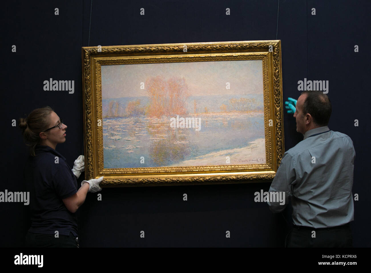 Londres, Royaume-Uni. 6 octobre 2017. Le personnel de Sotheby déplace la glace flottante de Claude Monef près de Bennecourt (1893) Sotheby's dans le centre de Londres dévoile les ventes à venir de l'art contemporain, impressionniste et moderne par Monet, Cèzanne, Miró, Magritte, Picasso, Basquiat, Dubuffet & Lichtenstein crédit: Dinendra Haria/Alay Live News Banque D'Images