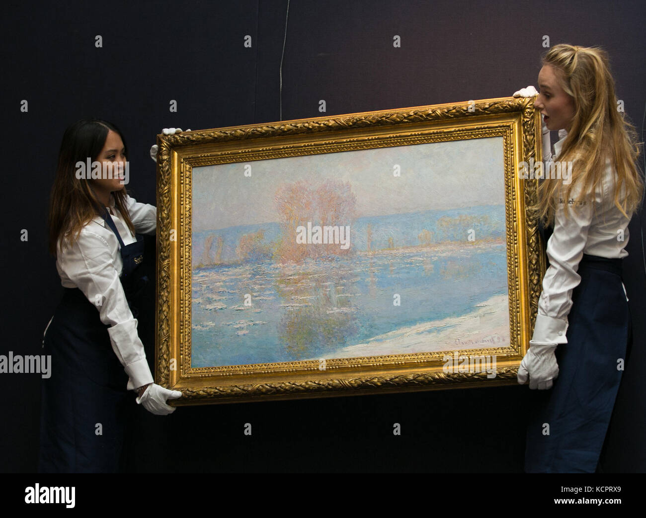 Londres, Royaume-Uni. 6 octobre 2017. Le personnel de Sotheby déplace la glace flottante de Claude Monef près de Bennecourt (1893) Sotheby's dans le centre de Londres dévoile les ventes à venir de l'art contemporain, impressionniste et moderne par Monet, Cèzanne, Miró, Magritte, Picasso, Basquiat, Dubuffet & Lichtenstein crédit: Dinendra Haria/Alay Live News Banque D'Images