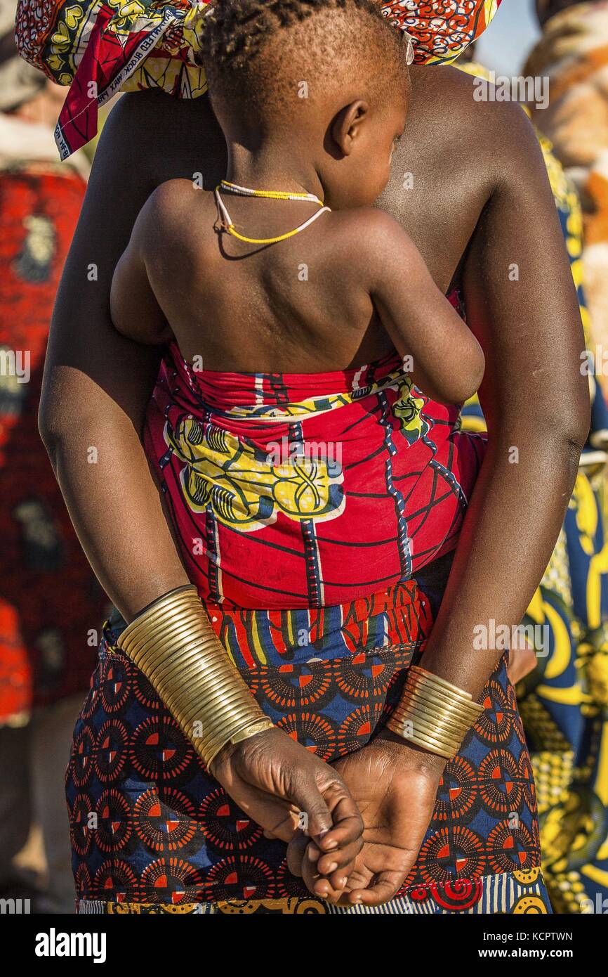 Angola Juillet 16 Juillet 16 Angola Mucubal Femme Egalement Appelee Mucubai Mucabale Mugubale Porte Son Bebe Tradition Est En Train De Disparaitre Comme Certaines Femmes Utilisent Des Articles Modernes