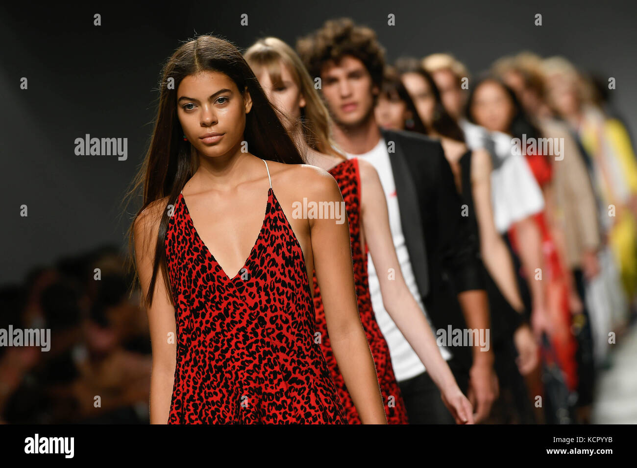 Lisbonne, Portugal. 6 octobre 2017. Modèle lors d'un défilé de mode Ricardo Preto à Moda Lisboa Luz, au Pavillon Carlos Lopes de Lisbonne, Portugal, ce vendredi 06. Crédit: Brésil Photo Press/Alay Live News Banque D'Images