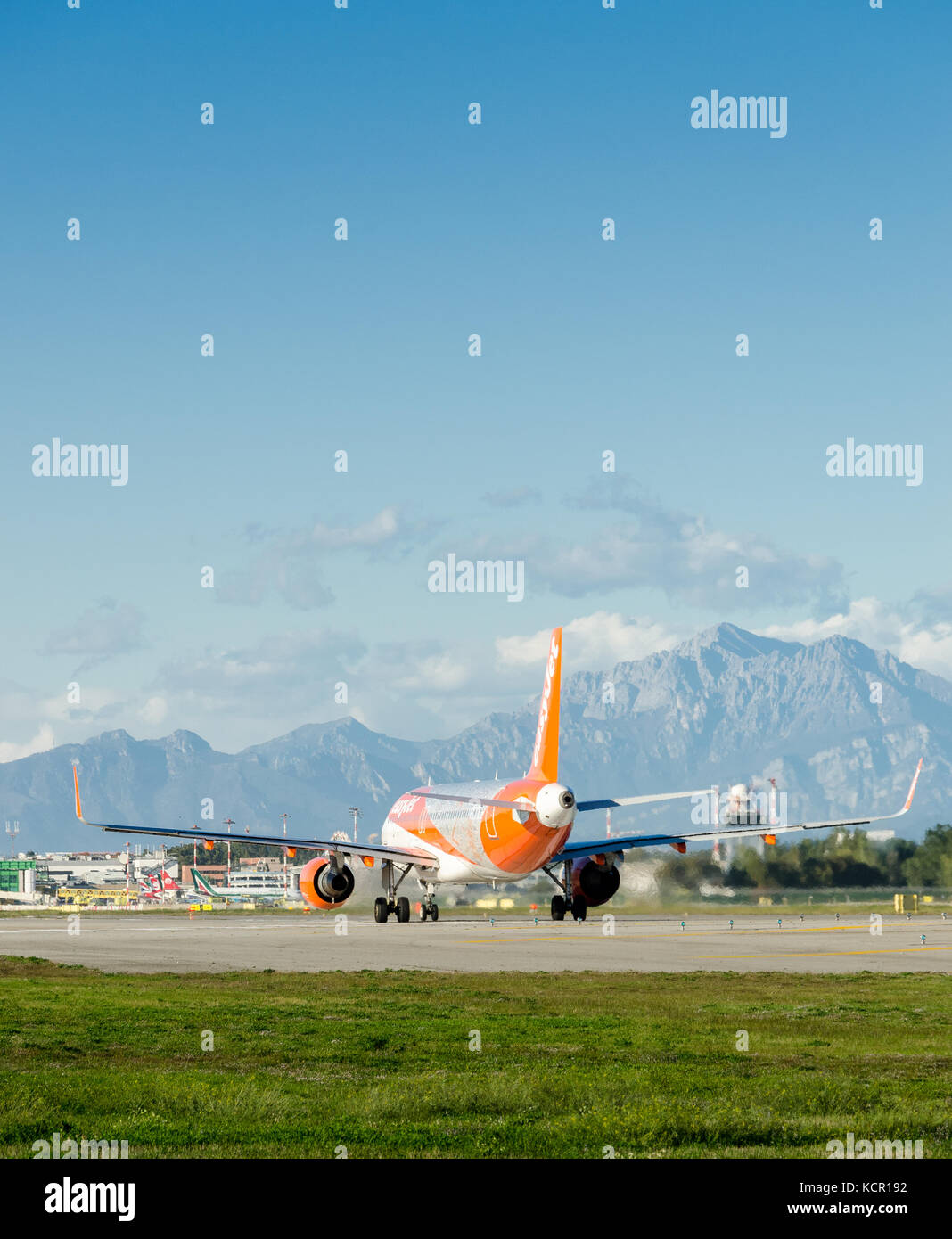 Un Airbus A3 214 Easyjet Taxiing A Milan Linate Aeroport L Avion Est Decore Pour Celebrer Les Ans D Easyjet Anniversaire Credit Alexandre Rotenberg Alamy Live News Photo Stock Alamy