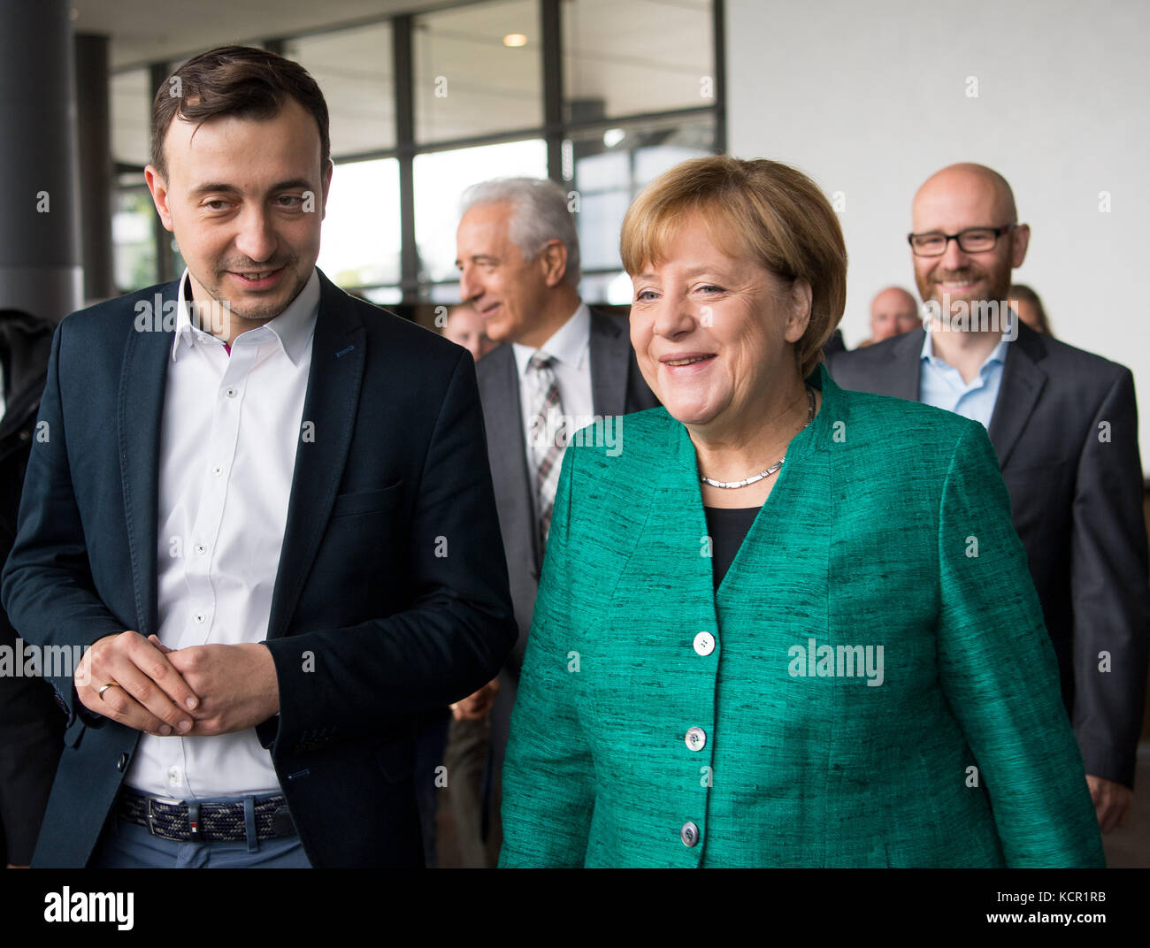 Dresde, Allemagne. 7 octobre 2017. Angela Merkel, chancelière allemande et chef de la CDU, et Paul Ziemiak, chef de l'aile jeunesse de la CDU, assistent à la conférence de la Journée de la jeune CDU Allemagne à Dresde, en Allemagne, le 7 octobre 2017. La conférence a ouvert le 06.10.17 et se poursuivra jusqu'au 08.10.17. Il se tient au Centre des congrès de Dresde. Crédit : Monika Skolimowska/dpa-Zentralbild/dpa/Alamy Live News Banque D'Images