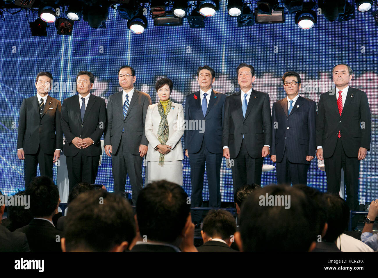 Tokyo, Japon. 7 octobre 2017. Les dirigeants des partis politiques japonais posent pour les caméras lors d'un débat public diffusé en ligne le 7 octobre 2017 à Tokyo, au Japon. Le débat public a été organisé et diffusé en ligne par le site japonais de vidéo sociale Niconico en collaboration avec le site Yahoo News au Japon. Crédit : Aflo Co. Ltd./Alamy Live News Banque D'Images