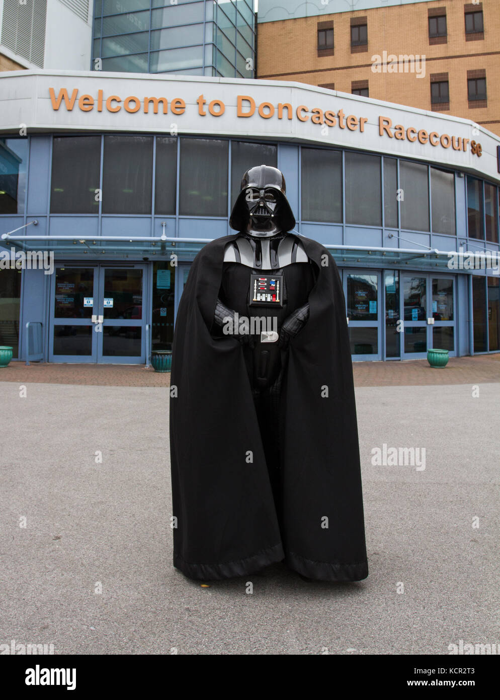 DONCASTER, South Yorkshire, UK - Personnages de Star Wars et des cosplayeurs se réunir hors hippodrome de Doncaster pour le premier événement de type c'est à ce lieu. Les membres de l'équipe Sentinelle UK cosplay accueillant les clients et habillés en personnages de la franchise Star Wars Dark Vador et y compris les gardes impériaux. Banque D'Images