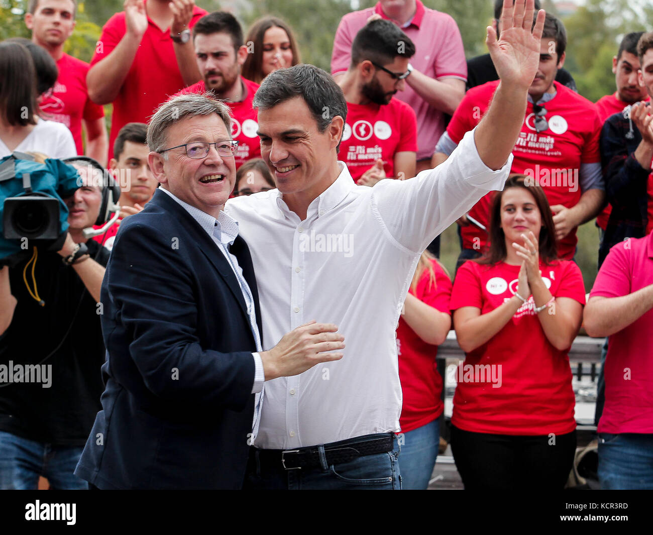 Les politiciens Ximo Puig et Pedro Sanchez dans la célébration de la journée de la rose dans le parc de chevet de Valence à 7 de Octobre de 2017 Banque D'Images