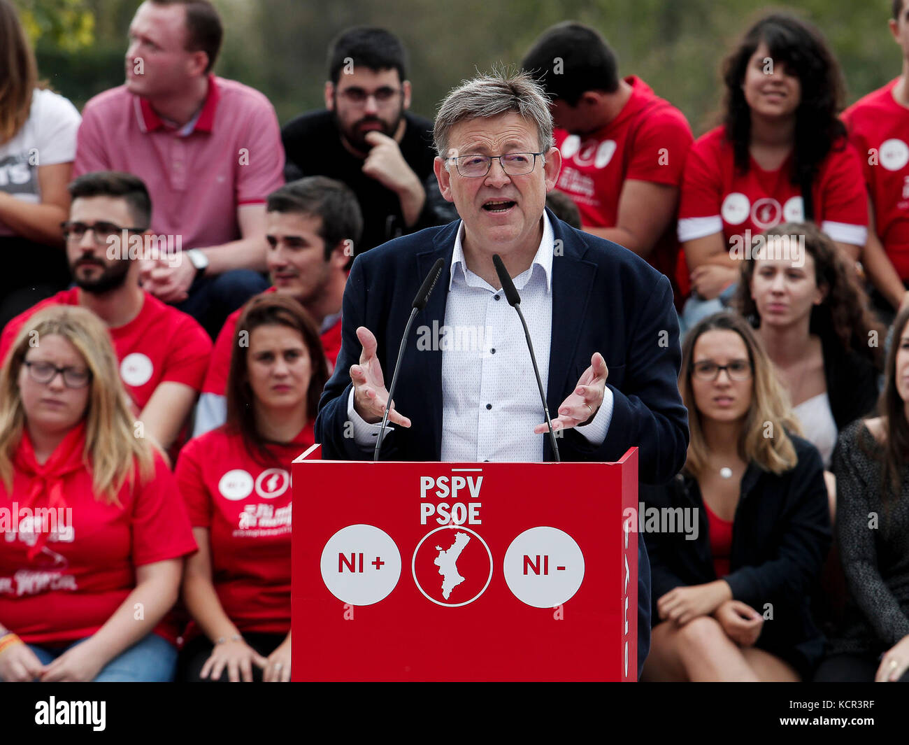 Les politiciens Ximo Puig et Pedro Sanchez dans la célébration de la journée de la rose dans le parc de chevet de Valence à 7 de Octobre de 2017 Banque D'Images