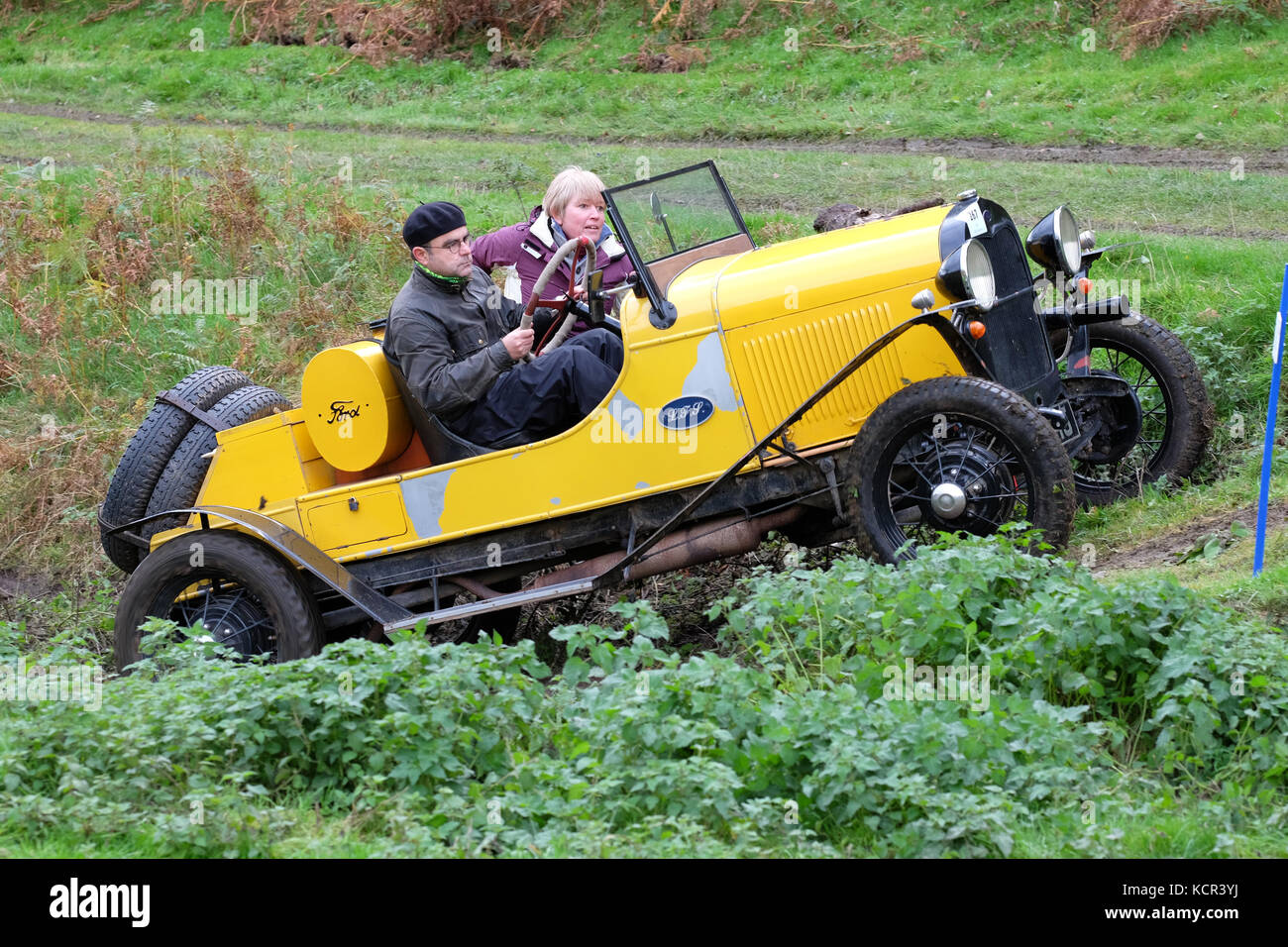 Ferme près de badlands kinnerton, powys - samedi 7 octobre 2017 - vintage sports car club ( csecc ) un essai gallois hill climb cas où les concurrents marquent des points à mesure qu'ils progressent d'un muddy hill climb - illustré ici, une Ford speedster construit en 1928 à partir de la colline de l'escalade. crédit : Steven mai/Alamy live news Banque D'Images