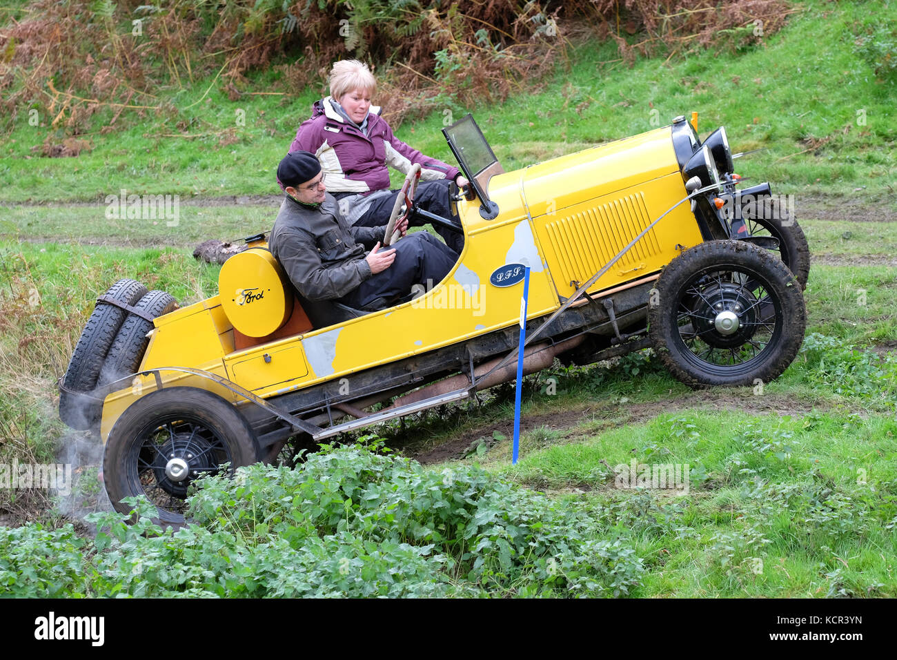 Ferme près de badlands kinnerton, powys - samedi 7 octobre 2017 - vintage sports car club ( csecc ) un essai gallois hill climb cas où les concurrents marquent des points à mesure qu'ils progressent d'un muddy hill climb - illustré ici, une Ford speedster construit en 1928 à partir de la colline de l'escalade. bounce passager pour essayer de l'aider à obtenir la voiture prise sur la pente - crédit : Steven mai/Alamy live news Banque D'Images