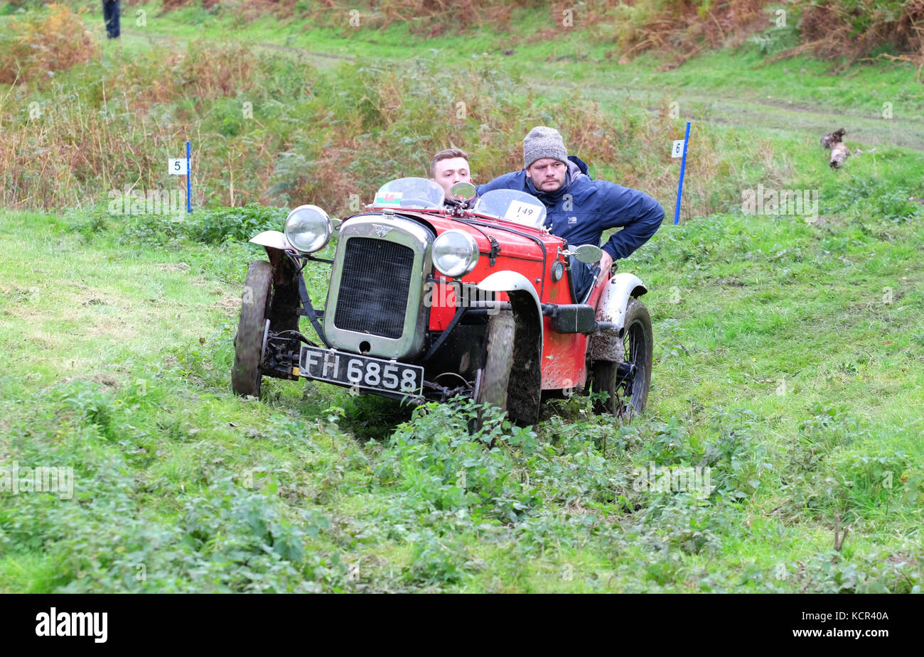 Ferme près de badlands kinnerton, powys - samedi 7 octobre 2017 - vintage sports car club ( csecc ) un essai gallois hill climb cas où les concurrents marquent des points à mesure qu'ils progressent d'un muddy hill climb - illustré ici, une austin 7 ulster construit en 1930 au point 6 sur la colline de l'escalade. crédit : Steven mai/Alamy live news Banque D'Images