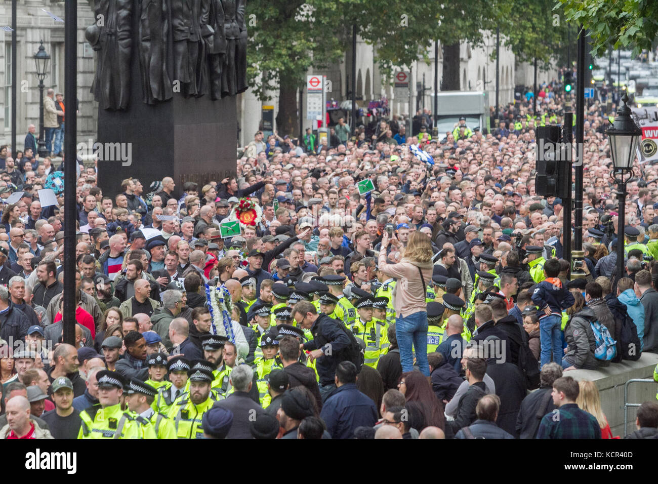 Londres, Royaume-Uni. 7 oct, 2017. Des milliers de partisans représentant divers clubs de football anglais en mars whitehall en solidarité avec les groupes d'anciens combattants dans une démonstration de solidarité contre l'extrémisme. La marche a été organisée par l'AFL (football lads' alliance), qui a été formé à la suite de la bombe et Manchester Manchester et Londres la récente attaque terroriste du pont le 3 juin. cependant les militants anti-racistes ont critiqué des membres fla qui sont soupçonnés d'avoir des liens à l'english defence league (EDL) et d'autres organisations d'extrême droite : crédit amer ghazzal/Alamy live news Banque D'Images