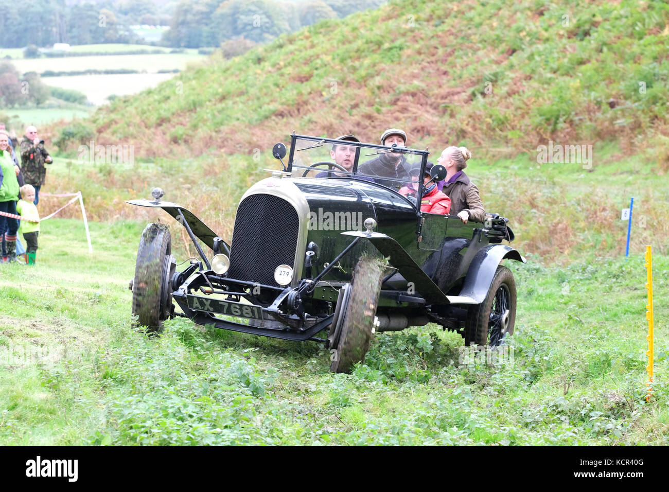 Ferme près de badlands kinnerton, powys - samedi 7 octobre 2017 - vintage sports car club ( csecc ) un essai gallois hill climb cas où les concurrents marquent des points à mesure qu'ils progressent d'un muddy hill climb - illustré ici, une Bentley 3/4,5 litres construit en 1925 au point 6 sur la colline de l'escalade. crédit : Steven mai/Alamy live news Banque D'Images