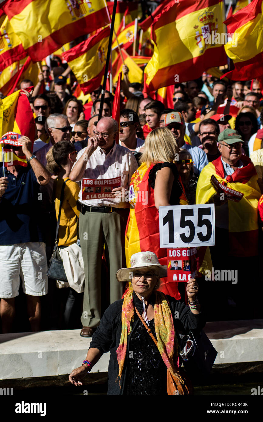 Madrid, Espagne. 7e oct. En 2017. Une femme tenant une pancarte exigeant de l'article 155 au cours d'une manifestation demandant l'unité de l'Espagne et contre l'indépendance de la Catalogne, à Madrid, Espagne. crédit : marcos del mazo/Alamy live news Banque D'Images