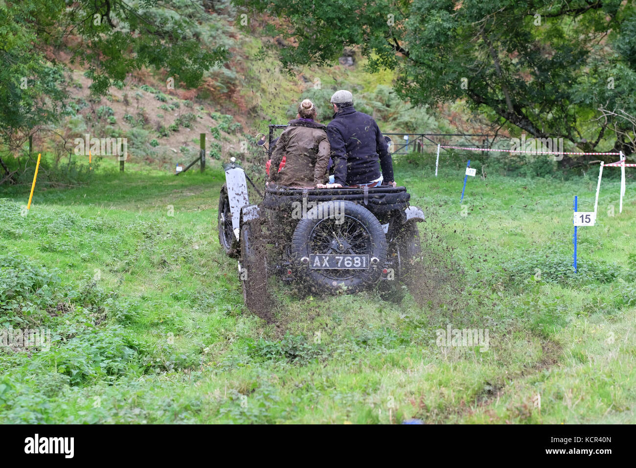 Ferme près de badlands kinnerton, powys - samedi 7 octobre 2017 - vintage sports car club ( csecc ) un essai gallois hill climb cas où les concurrents marquent des points à mesure qu'ils progressent d'un muddy hill climb - passagers rebondissent pour essayer de donner à la voiture plus de grip que la boue vole - illustré ici, une Bentley 3/4,5 litres construit en 1925 au point 6 sur la colline de l'escalade. crédit : Steven mai/Alamy live news Banque D'Images