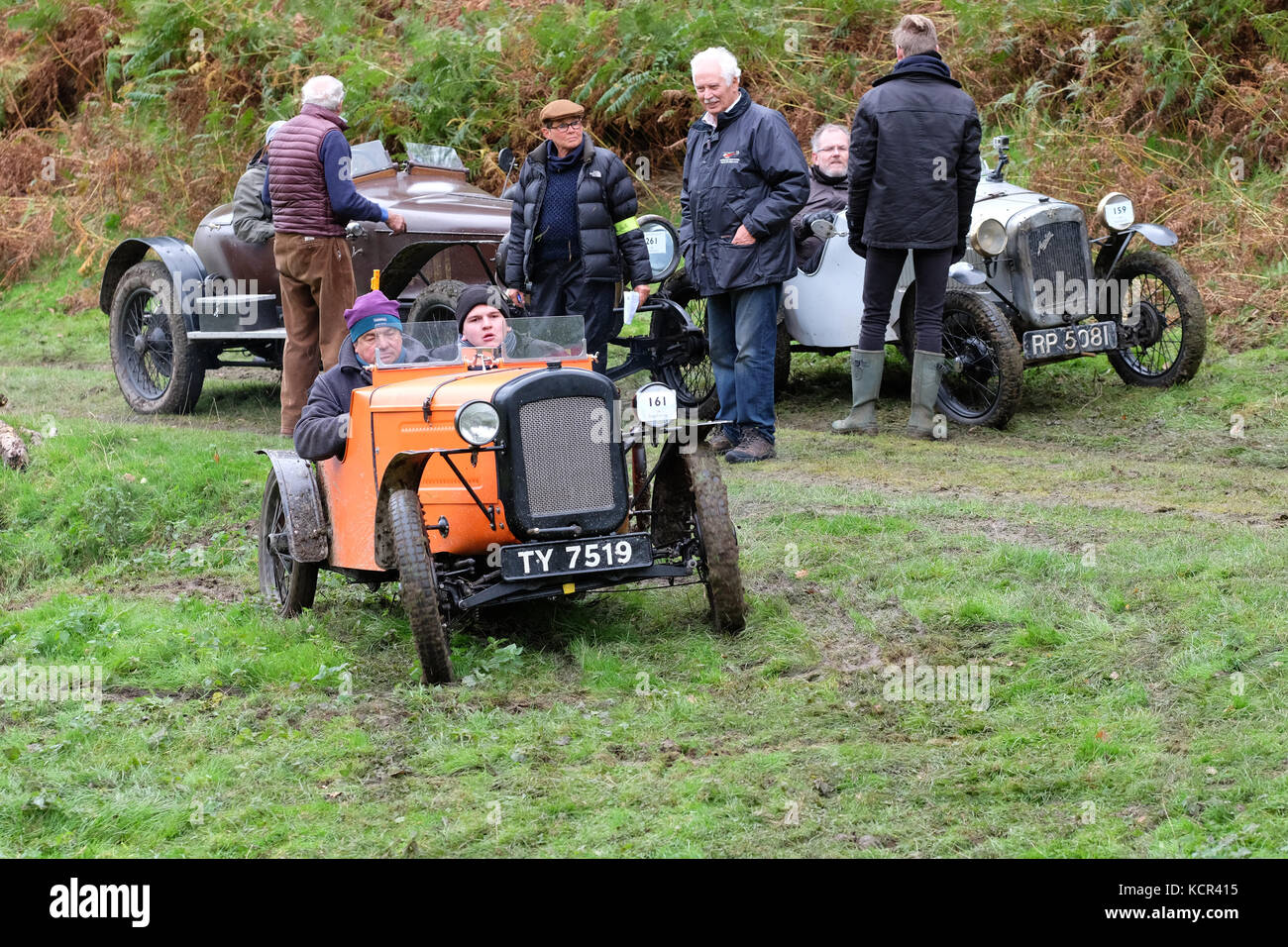 Ferme près de badlands kinnerton, powys - octobre 2017 - vintage sports car club ( csecc ) un essai gallois hill climb cas où les concurrents marquent des points à mesure qu'ils progressent d'un muddy hill climb - illustré ici, une austin 7 construit en 1930, à point 6 sur la colline de l'escalade. crédit : Steven mai/Alamy live news Banque D'Images