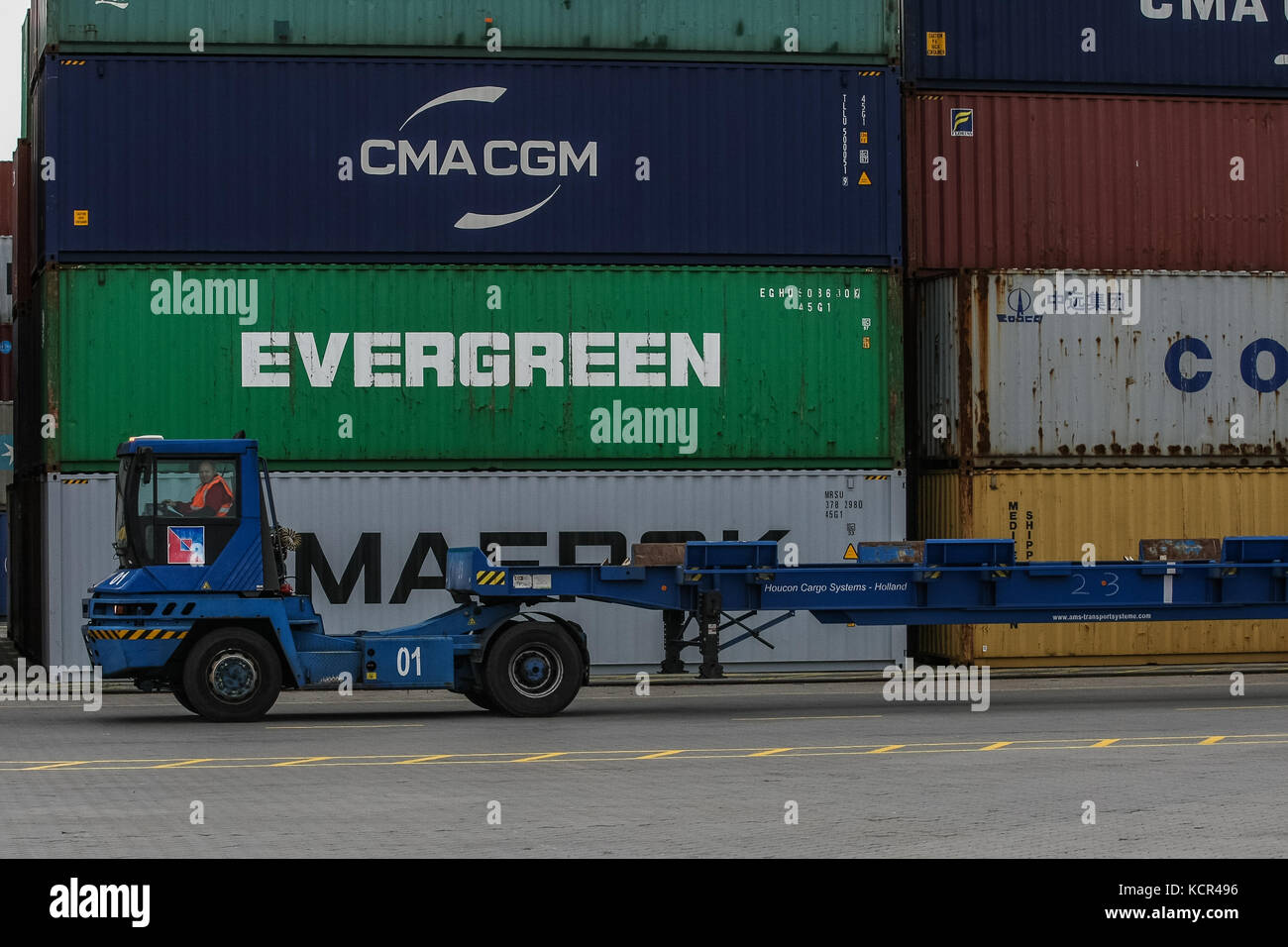 Gdansk, Pologne. 07Th oct, 2017. La mafi remorque conteneur passe en face de CMA CGM, Evergreen et conteneurs Maersk est vu à Gdansk, Pologne le 7 octobre 2017 visites morawiecki pm terminal à conteneurs en eaux profondes à Gdansk, à l'occasion du 10e anniversaire de la dct terminal. crédit : Michal fludra/Alamy live news Banque D'Images