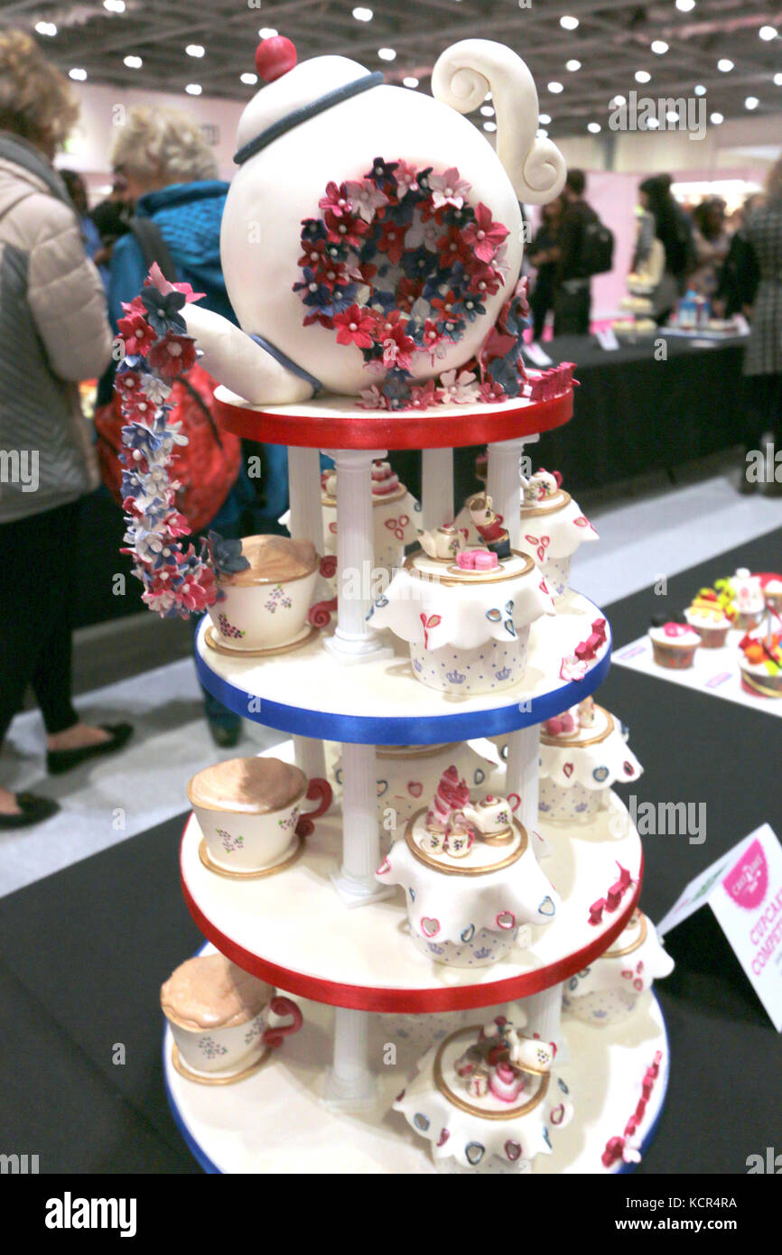 Londres Royaume Uni 07th Oct 17 Le Gateau Et Cuire Show A Londres Excel A Attire Des Milliers De Visiteurs Qui S Emerveillait De L Affiche Avec Des Gateaux Merveilleux Dessins Variant De Harry Potter
