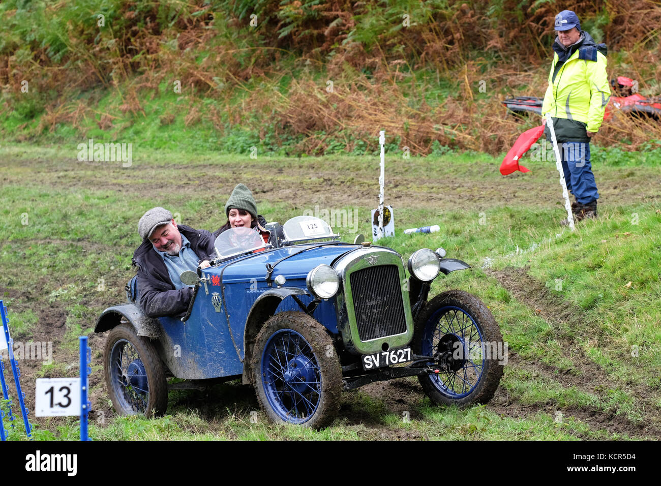 Ferme près de Badlands Kinnerton, Powys - Samedi 7 Octobre 2017 - Vintage Sports Car Club ( CSECC ) un essai gallois hill climb cas où les concurrents marquent des points à mesure qu'ils progressent d'un muddy hill climb - illustré ici, une Austin 7 construit en 1930, l'Ulster s'enliser au point 13 sur la colline de l'escalade. Crédit : Steven Mai/Alamy Live News Banque D'Images