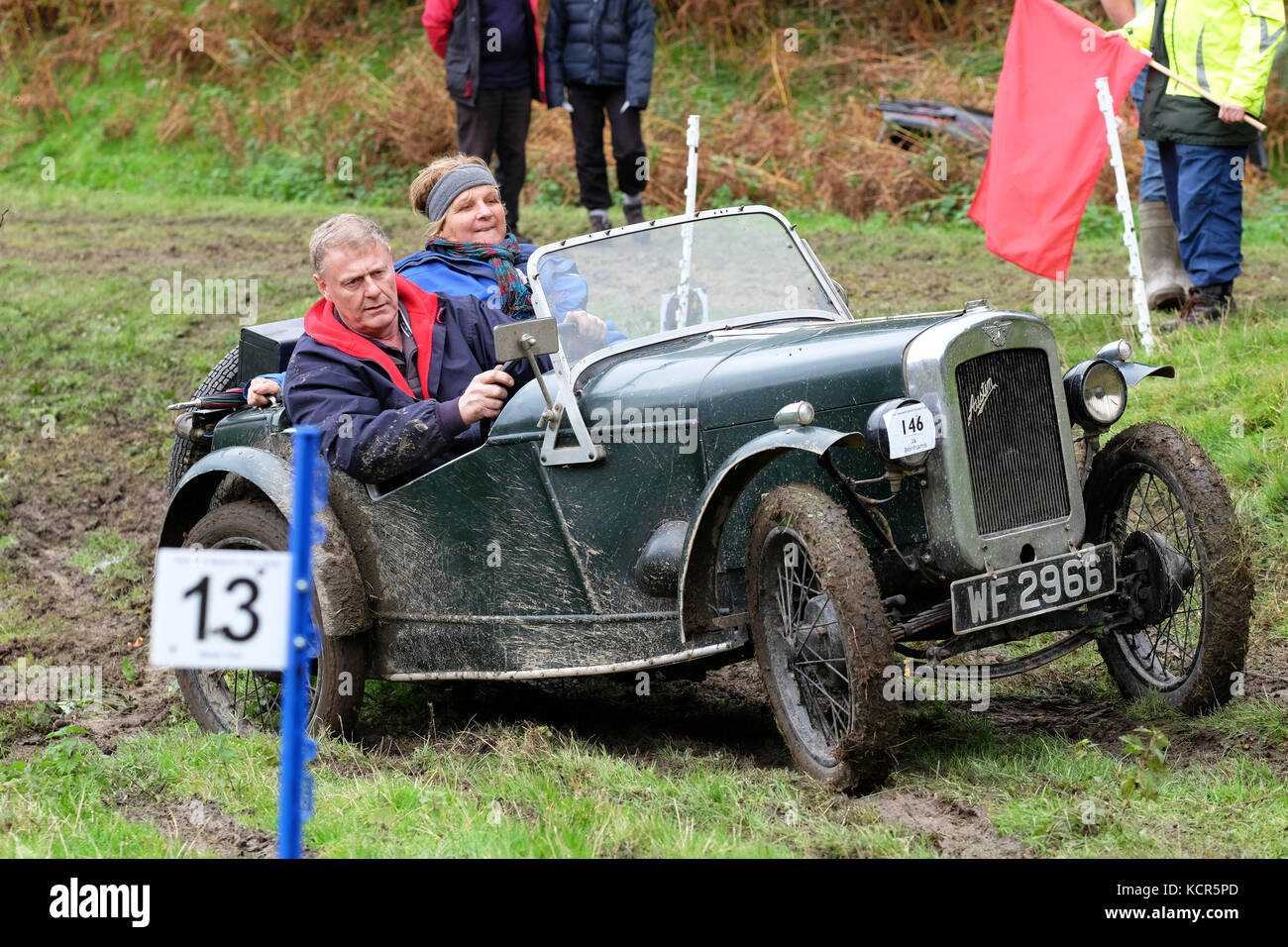 Ferme près de Badlands Kinnerton, Powys - Octobre 2017 - Vintage Sports Car Club ( CSECC ) un essai gallois hill climb cas où les concurrents marquent des points à mesure qu'ils progressent d'un muddy hill climb - illustré ici, une Austin 7 construite en 1930 au point 13 sur la colline de l'escalade. Crédit : Steven Mai/Alamy Live News Banque D'Images