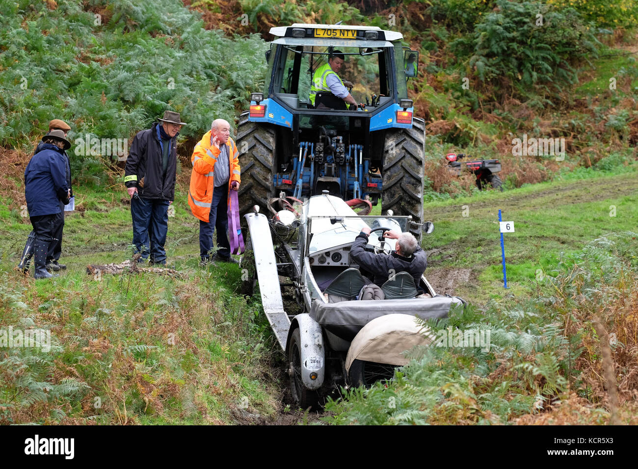 Ferme près de Badlands Kinnerton, Powys - Octobre 2017 - Vintage Sports Car Club ( CSECC ) un essai gallois hill climb cas où les concurrents marquent des points à mesure qu'ils progressent d'un muddy hill climb - illustré ici, une OE 30-98 Vauxhall Velox construit en 1923 d'être secouru par un tracteur après s'être bloqué au point 6 sur la colline de l'escalade. Crédit : Steven Mai/Alamy Live News Banque D'Images