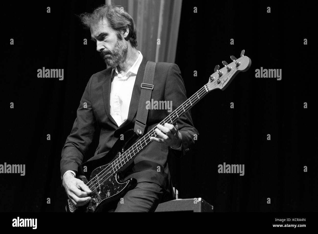 Le bassiste Jim bar joue live avec obtenir la bénédiction, Scarborough jazz festival, uk Banque D'Images