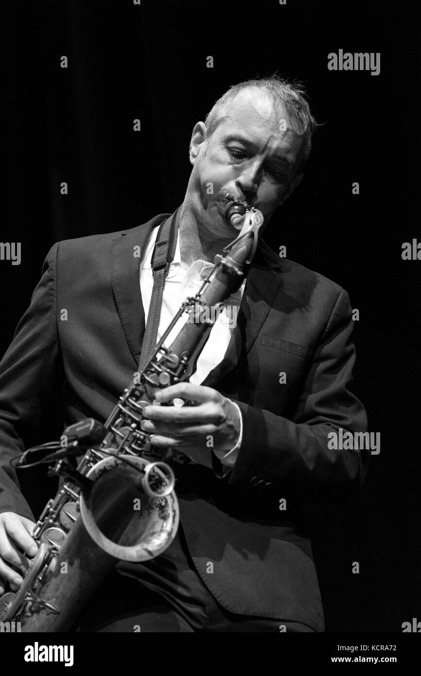 Le saxophoniste jake mcmurchie joue live avec obtenir la bénédiction, Scarborough jazz festival, uk Banque D'Images