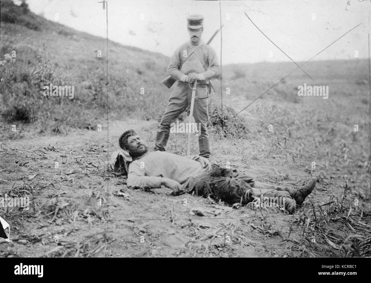 Un soldat couché dans le sol pendant que l'autre tenant une épée 142364577940 Banque D'Images