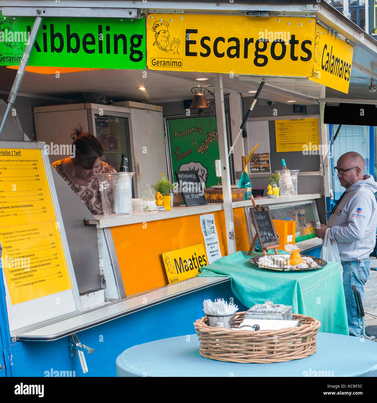 restaurant de la rue sur la place Vrijdagmarkt. escargots, kibbeling et Calamones, Gand Belgique. Banque D'Images