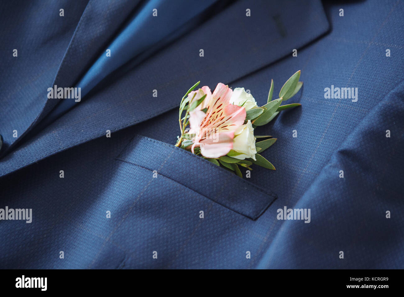 L'homme en costume bleu avec noeud papillon, bleu, broche fleur et, Close  up Photo Stock - Alamy