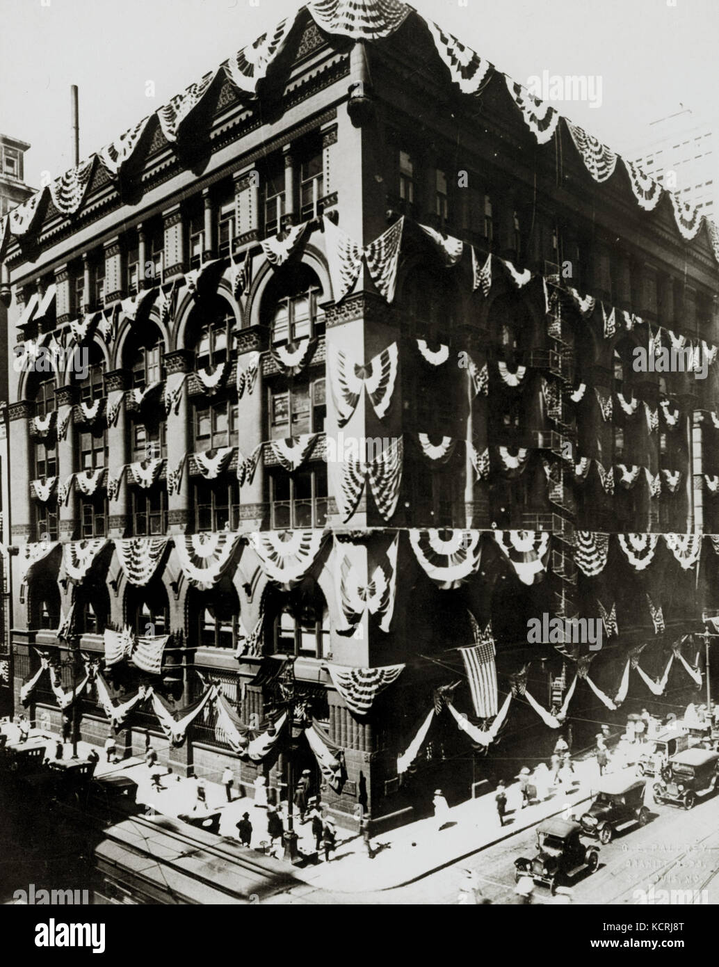 First National Bank, angle sud-ouest de Broadway et Locust Street. Journée d'ouverture, le 7 juillet 1919 Banque D'Images