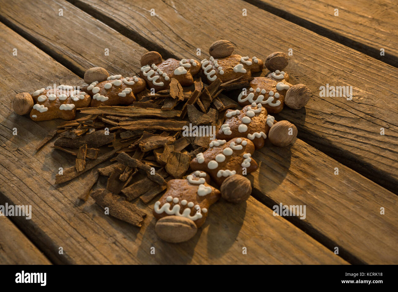 Close up de l'arbre de Noël avec des biscuits au gingembre et cannelle sur table en bois Banque D'Images