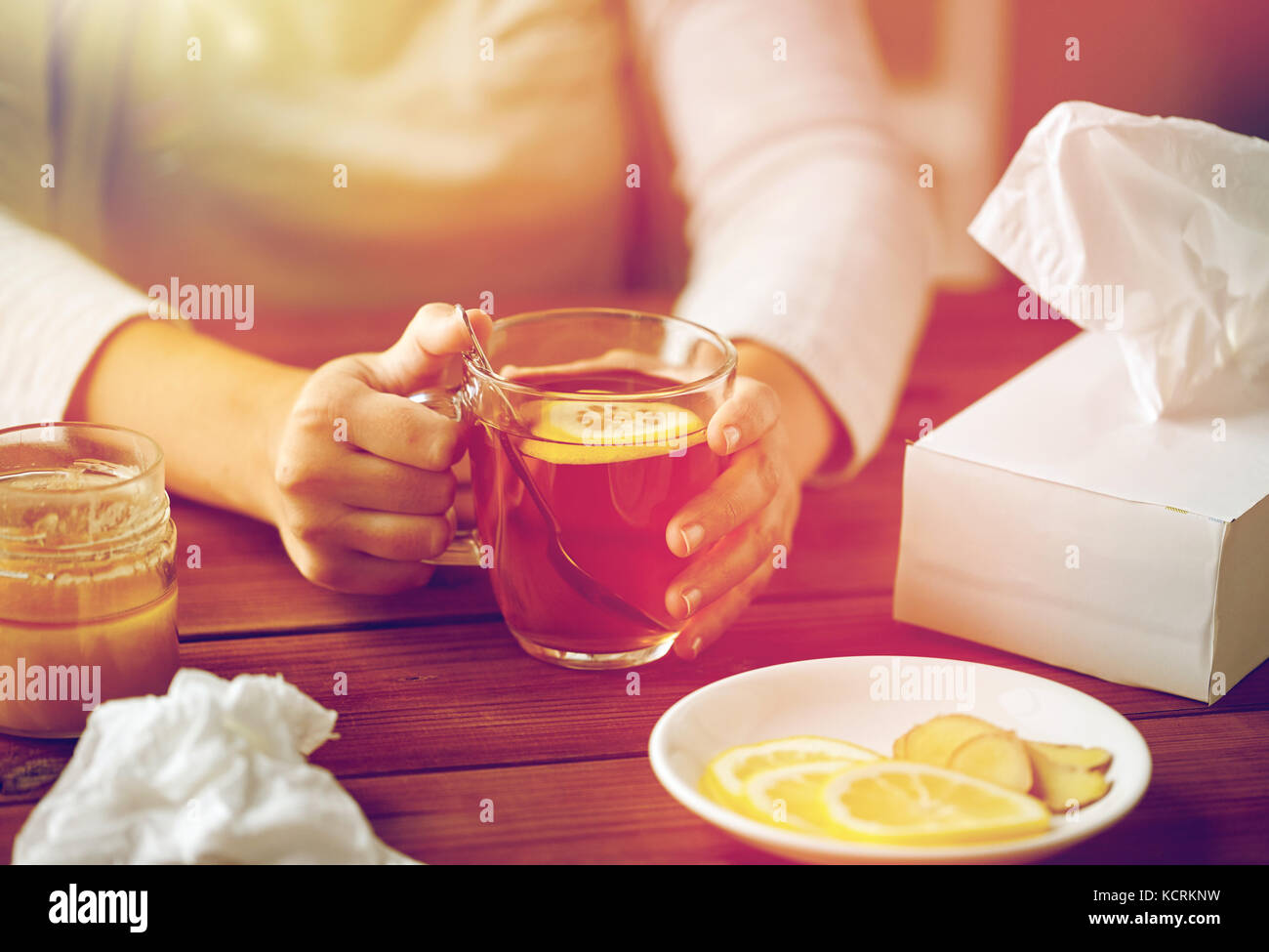 Portrait de femme malade de boire du thé au citron Banque D'Images