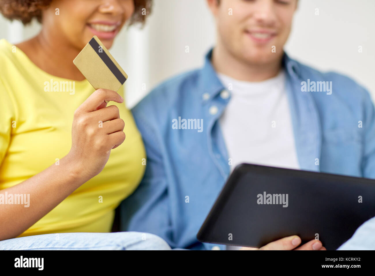 Couple avec tablet pc et une carte de crédit Banque D'Images