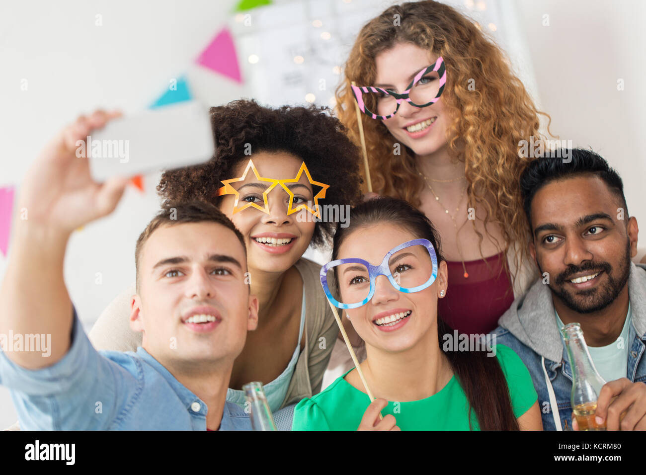 Heureux les amis de prendre à partie selfies Banque D'Images