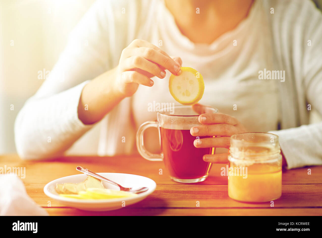 Portrait de femme malade de boire du thé au citron Banque D'Images