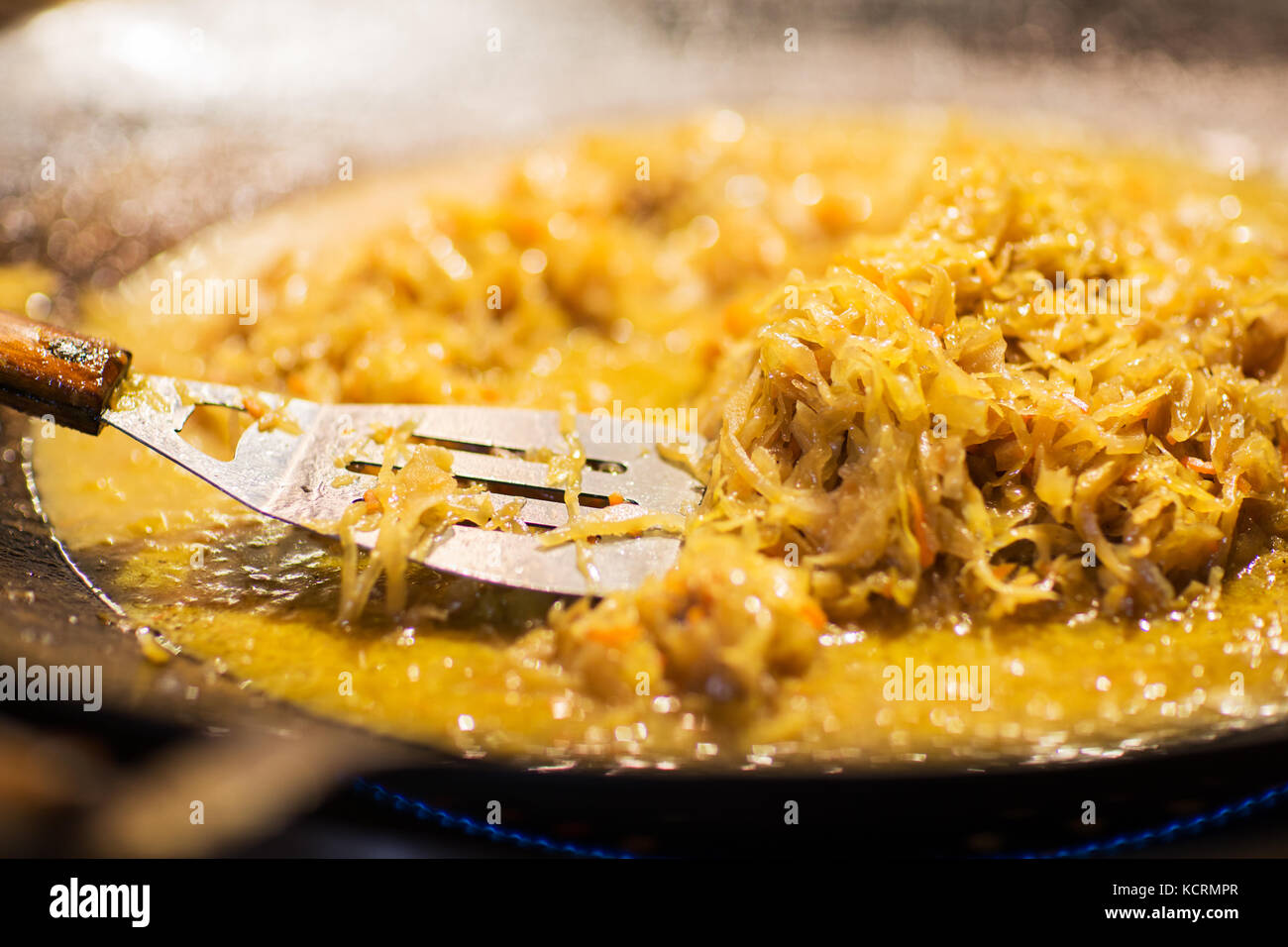 Chou braisé ou la choucroute dans wok ou poêle Photo Stock - Alamy