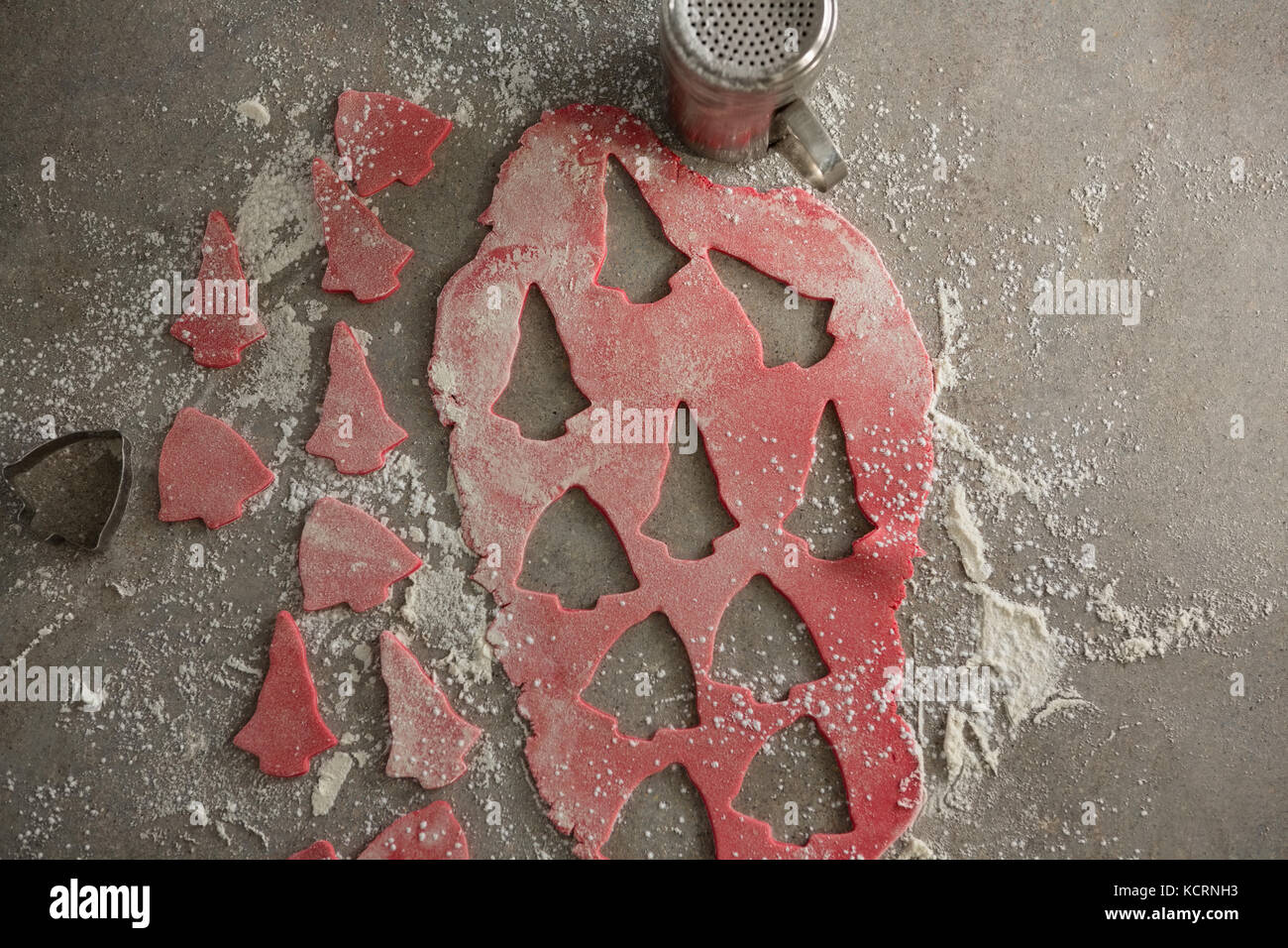 Passage de la pâte de farine shaker passoire et cutter Banque D'Images