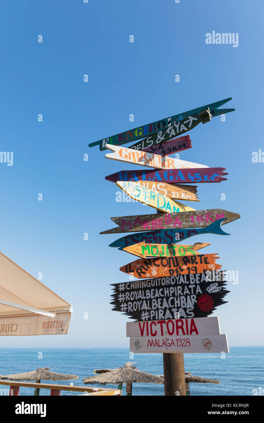 Calahonda, Mijas Costa, costa del sol, la province de Malaga, Andalousie, Espagne du sud. panneau à côté de Royal beach pirata bar-restaurant de plage sur la b Banque D'Images
