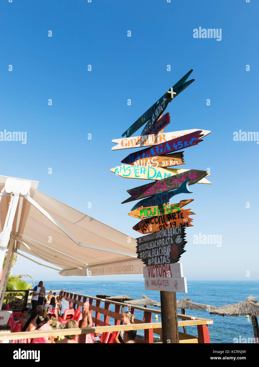 Calahonda, Mijas Costa, costa del sol, la province de Malaga, Andalousie, Espagne du sud. panneau à côté de Royal beach pirata bar-restaurant de plage sur la b Banque D'Images