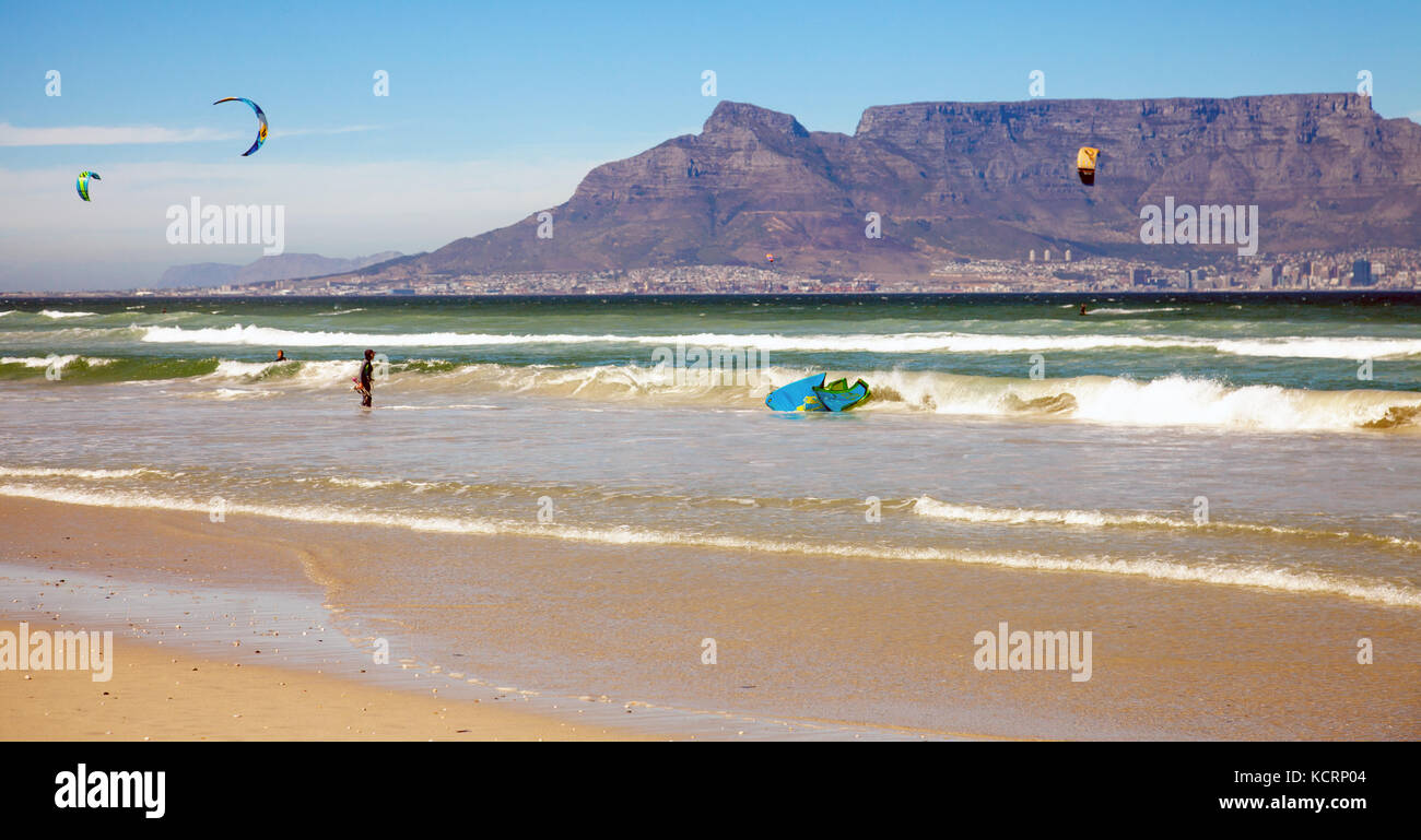 Kitesurfer à bloubergstrand avec vue sur le tafelberg Banque D'Images