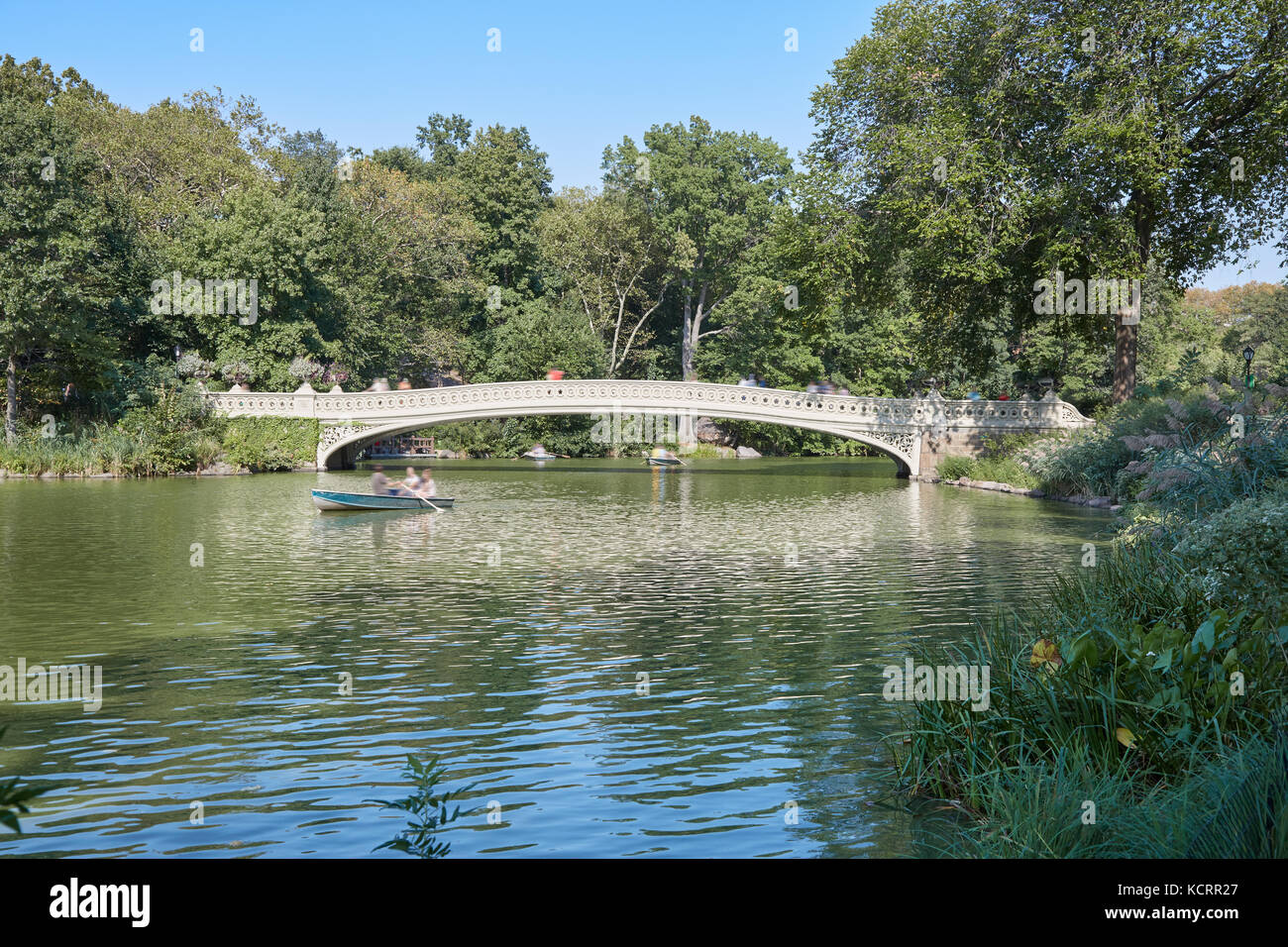 Central Park et pont en arc blanc d'une journée ensoleillée à New York Banque D'Images