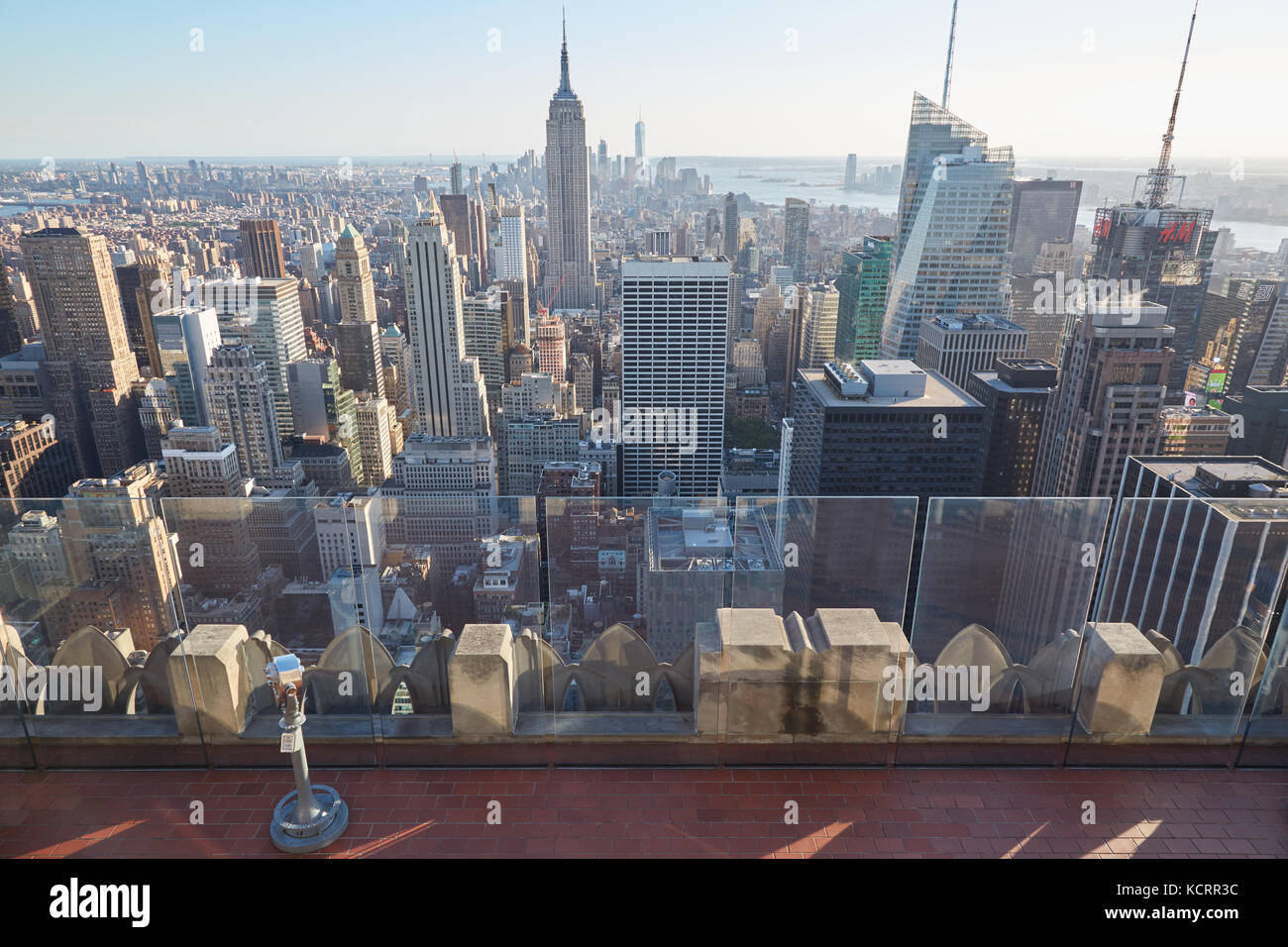 Rockefeller Center vide observation deck, Empire State Building et vue sur l'horizon en une journée ensoleillée, personne à New York Banque D'Images