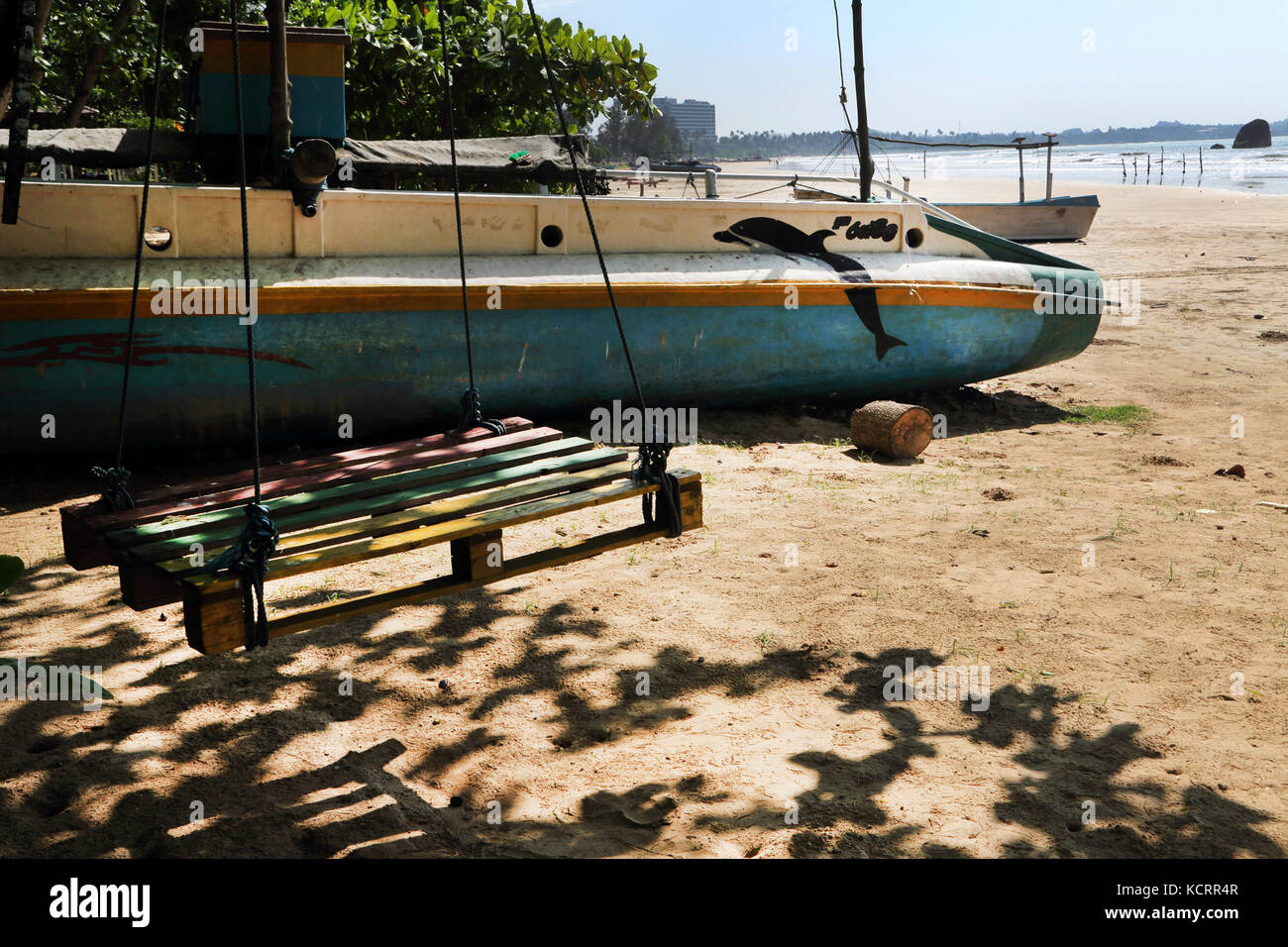 Midigama Province Sri Lanka Bateau de pêche avec côté peint sur Dolphin Banque D'Images